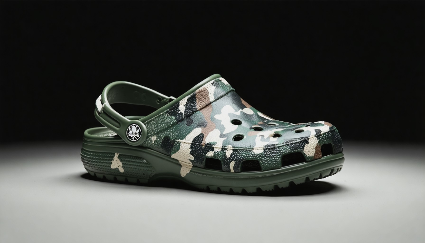 Ο Κόσμος των Sneakers Βουίζει Καθώς η Bape και η Crocs Αποκαλύπτουν την Μυστική Έκδοση "Black Camo"